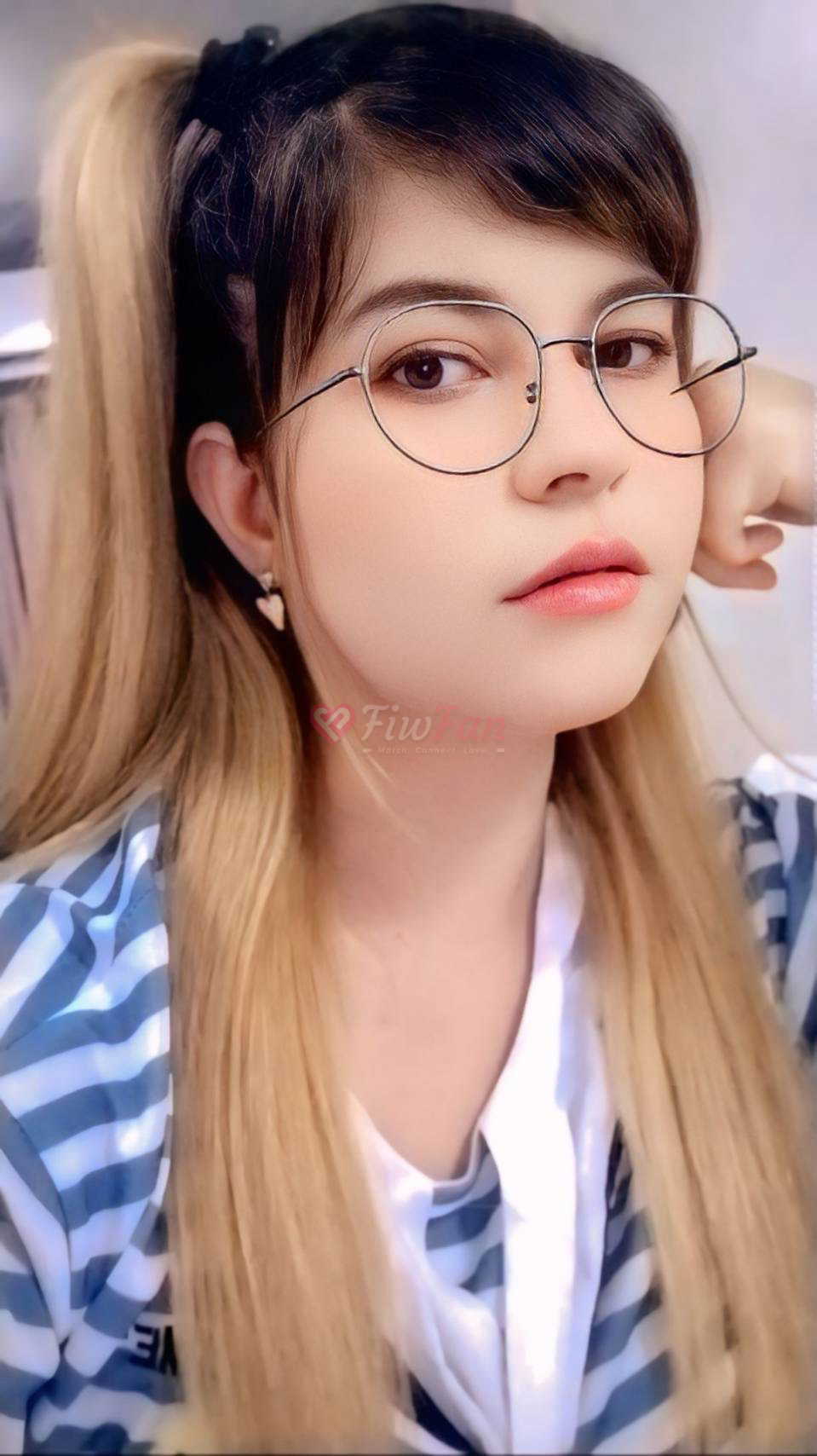 เอมี่ (ลูกครึ่งไทย-เยอรมันนี) - ไซด์ไลน์ - 6a1b99be8ae37_A03A7C4B-C026-4424-BE8D-75BD0FF05673 - fiwfans