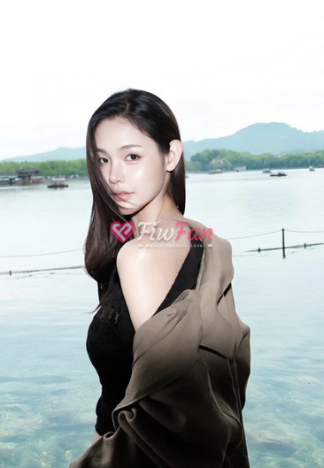 Yanin - Sideline photo 4