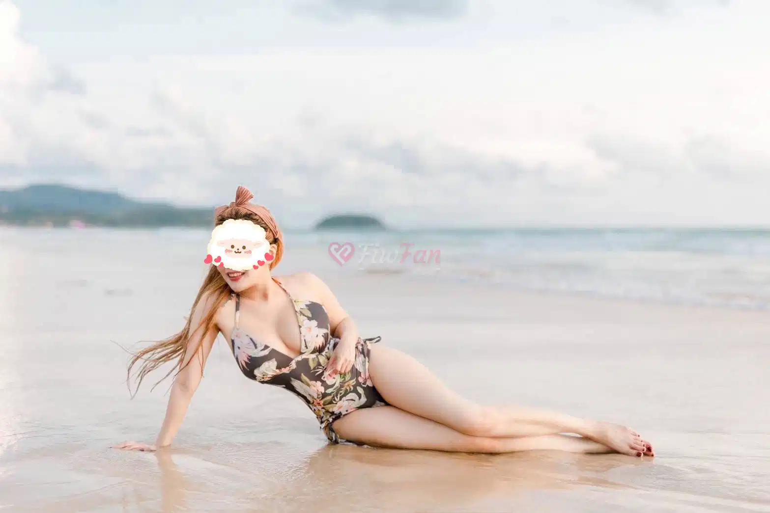 แฟนฟิคตัวน้อย ไสไล้ ลาดพร้าว สวมบอดี้สูทสีน้ำตาล ยืนยิ้มหวานบนพื้นหลังม่านสีขาว