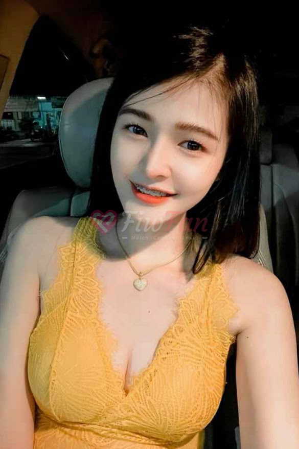 น้องดาวหวาน สาวไซด์ไลน์ รัชดา ใส่ชุดลูกไม้สีเหลือง นั่งยิ้มในรถ | fiwfan