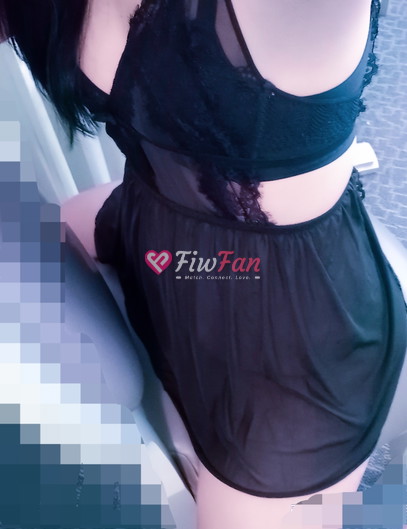 นารา ชุดซีทรูสีดำลูกไม้ มุมมองจากด้านบน ใกล้หน้าต่าง โทนห้องน้ำเงิน — fiwfan