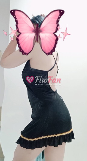 นารา เดรสสั้นสีดำหลังเว้า ขอบระบายทอง หันหลังยกแขน ปิดหน้าไอคอนผีเสื้อ — fiwfan