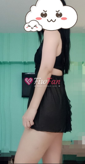 นารา ใส่ชุดนอนซีทรูสีดำ ถ่ายด้านข้าง หน้าปิดสติ๊กเกอร์เมฆ พื้นหลังสีเขียวมิ้นต์ — fiwfan