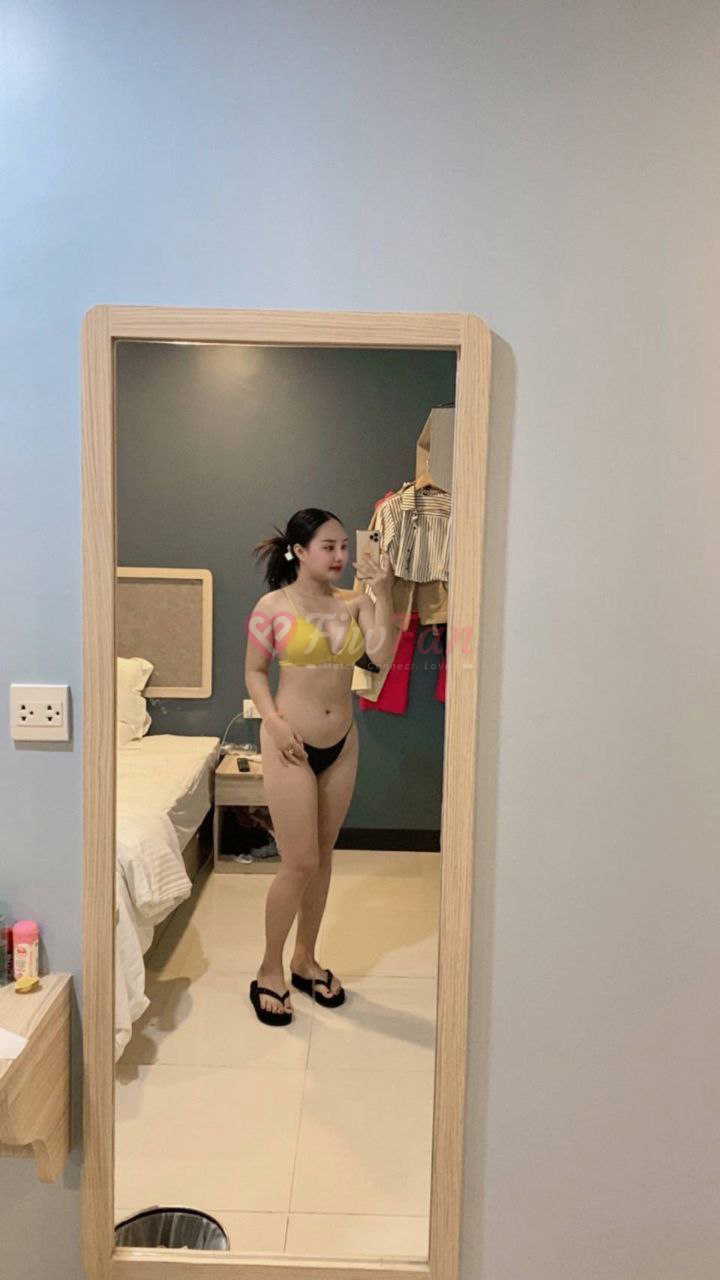 สาวรับงาน หมวย โพสท่ากระจกกับบิกินี่สีเหลือง fiwfans