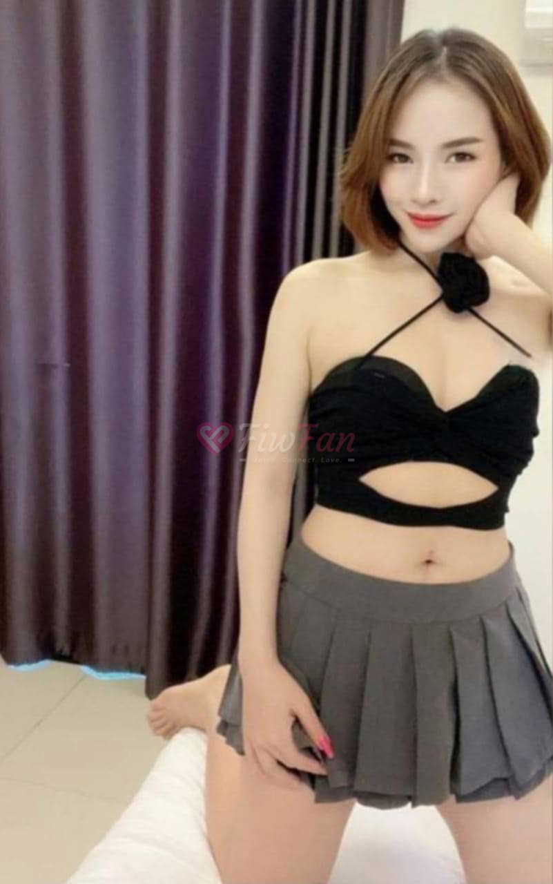 แป้ง รังสิต ใส่ท็อปสีดำแบบคล้องคอมีช่องเว้า คู่กระโปรงจีบสั้นสีเทา โพสบนเตียง หน้าม่านสีม่วง – fiwfan ไซด์ไลน์