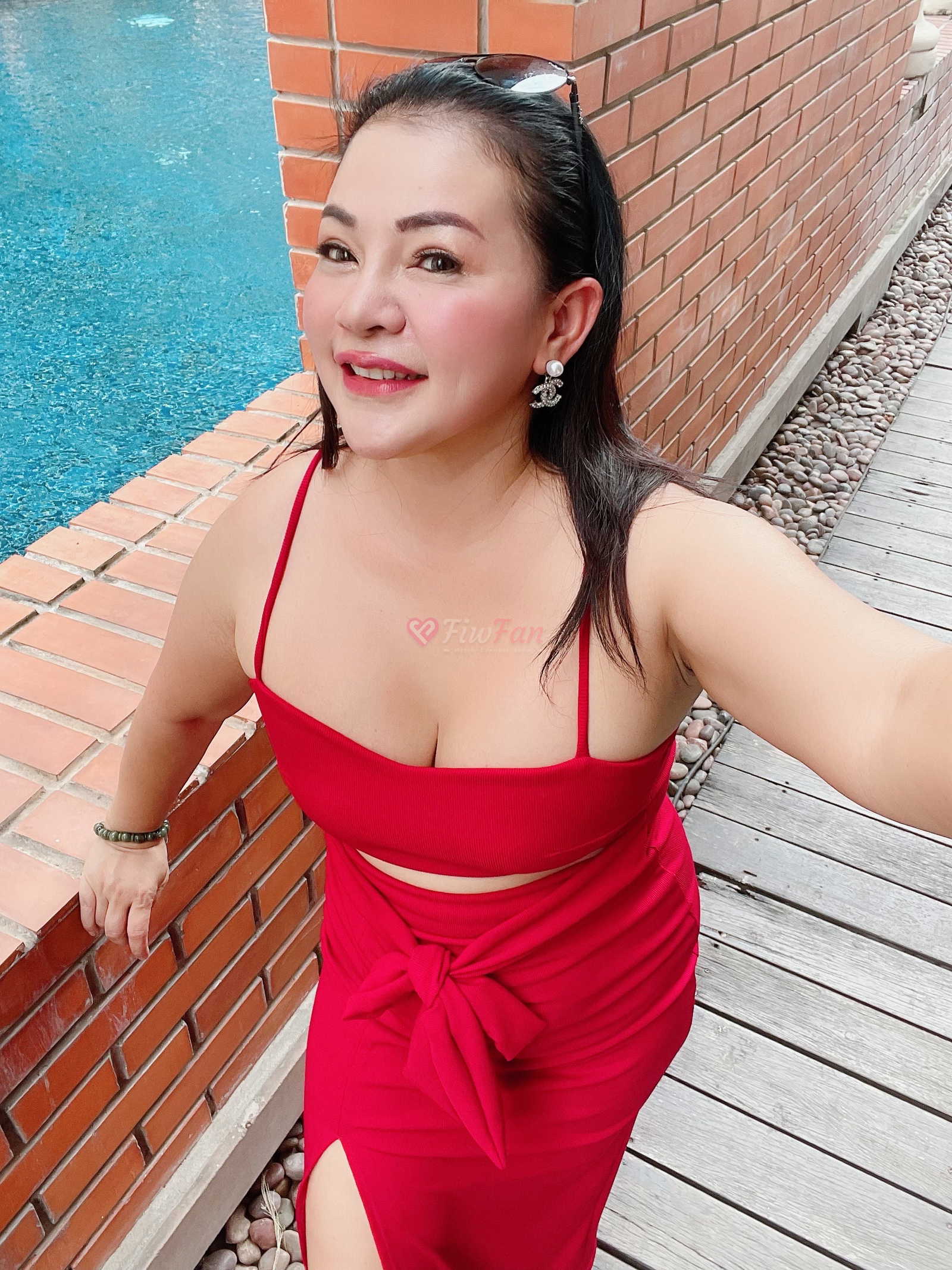 Minny168 สาวรับงานในชุดเดรสสีแดงสด ข้างสระน้ำและกำแพงอิฐ fiwfan