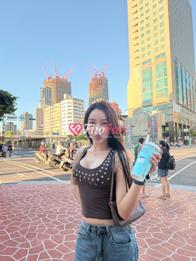 Jenny, a transgender woman, is working in Sukhumvit, a big snake. - Sideline photo 2