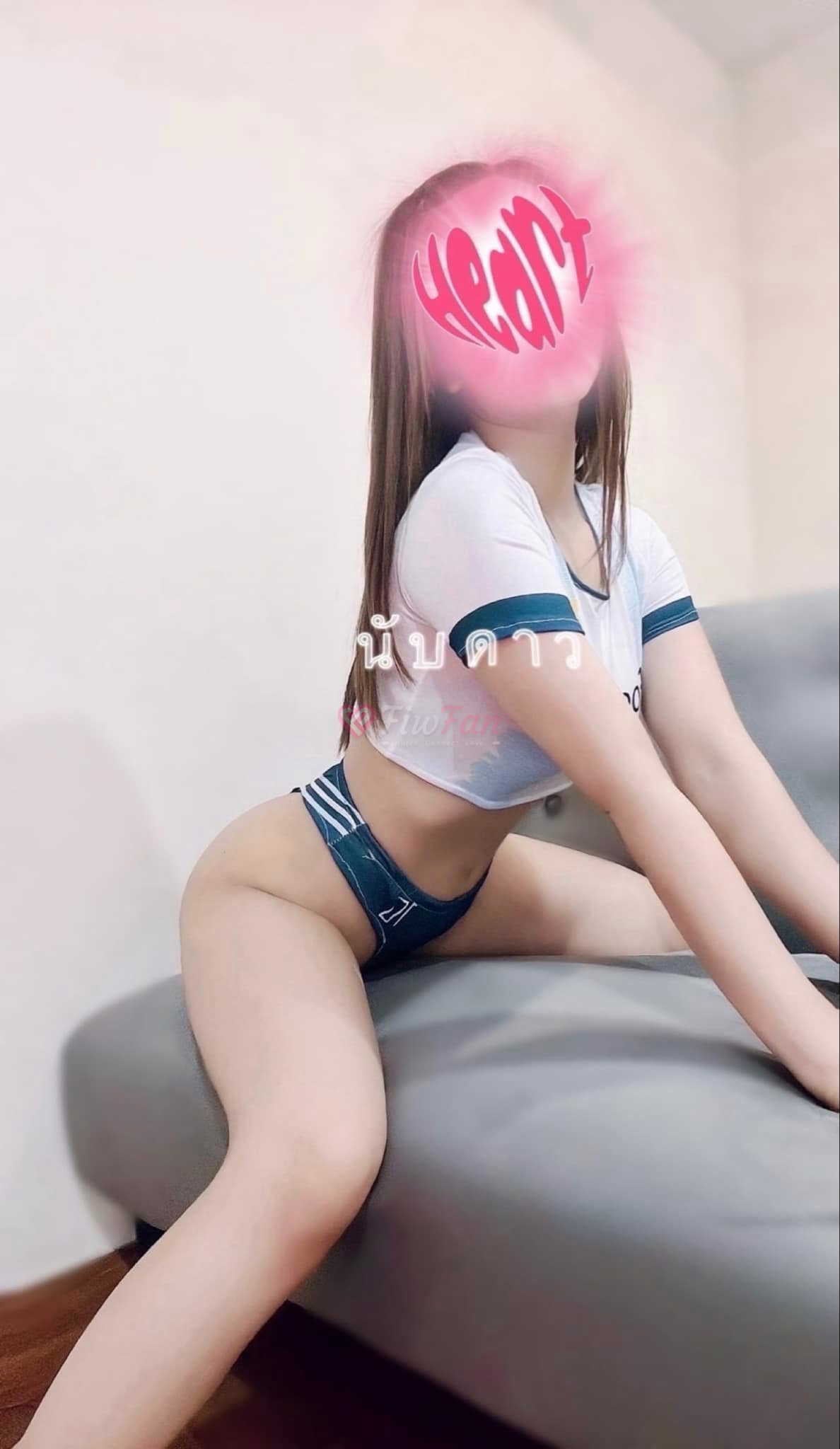 นับดาว นวดเสียวๆ สาวไซด์ไลน์ ใส่ชุดนักกีฬา โพสท่าบนโซฟา สีเทา – fiwfan