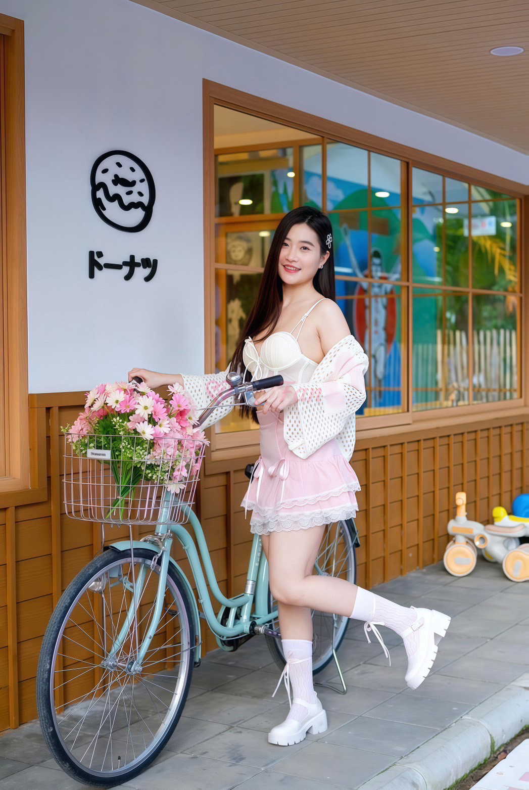 สาวไซไลลุคหวานนิดเซ็กซี่หน่อย ใส่เสื้อสายเดี่ยวโพสท่าน่ารัก