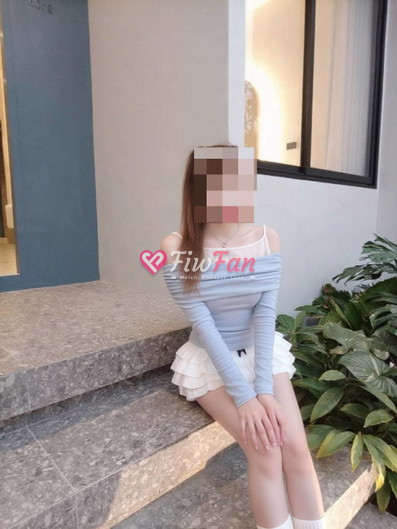 fiwfan สาวไซไลในชุดฟ้า-ขาว นั่งโพสหน้าบ้านบรรยากาศธรรมชาติ สุราษฎร์ธานี