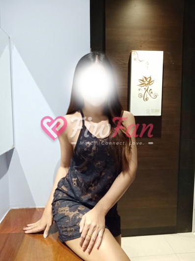 สาวรับงาน ไซไล จ๊ะจ๋า โพสท่าบนม้านั่ง ชุดลูกไม้สีดำในห้องน้ำ
