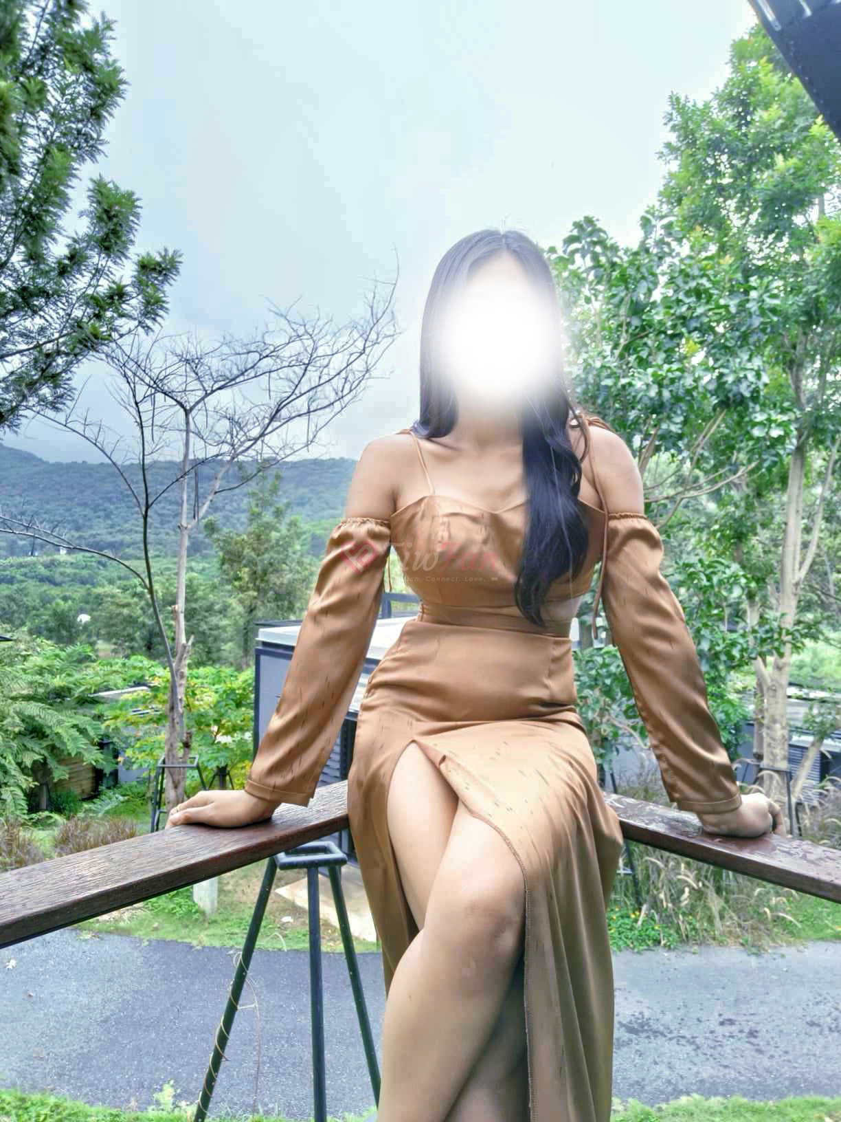 สาวไซด์ไลน์ จ๊ะจ๋า นั่งโพสบนราวระเบียง ชุดเดรสสีน้ำตาล พื้นหลังธรรมชาติ