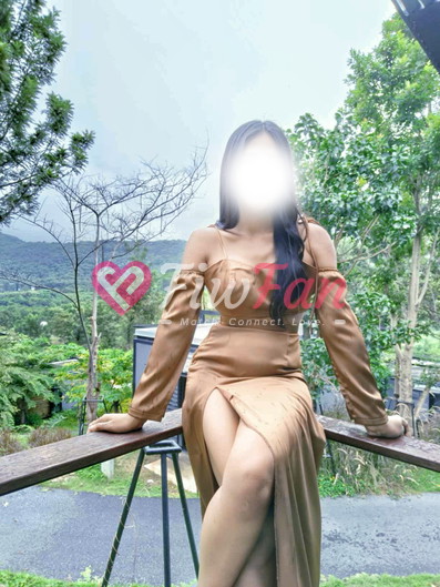 สาวไซด์ไลน์ จ๊ะจ๋า นั่งโพสบนราวระเบียง ชุดเดรสสีน้ำตาล พื้นหลังธรรมชาติ