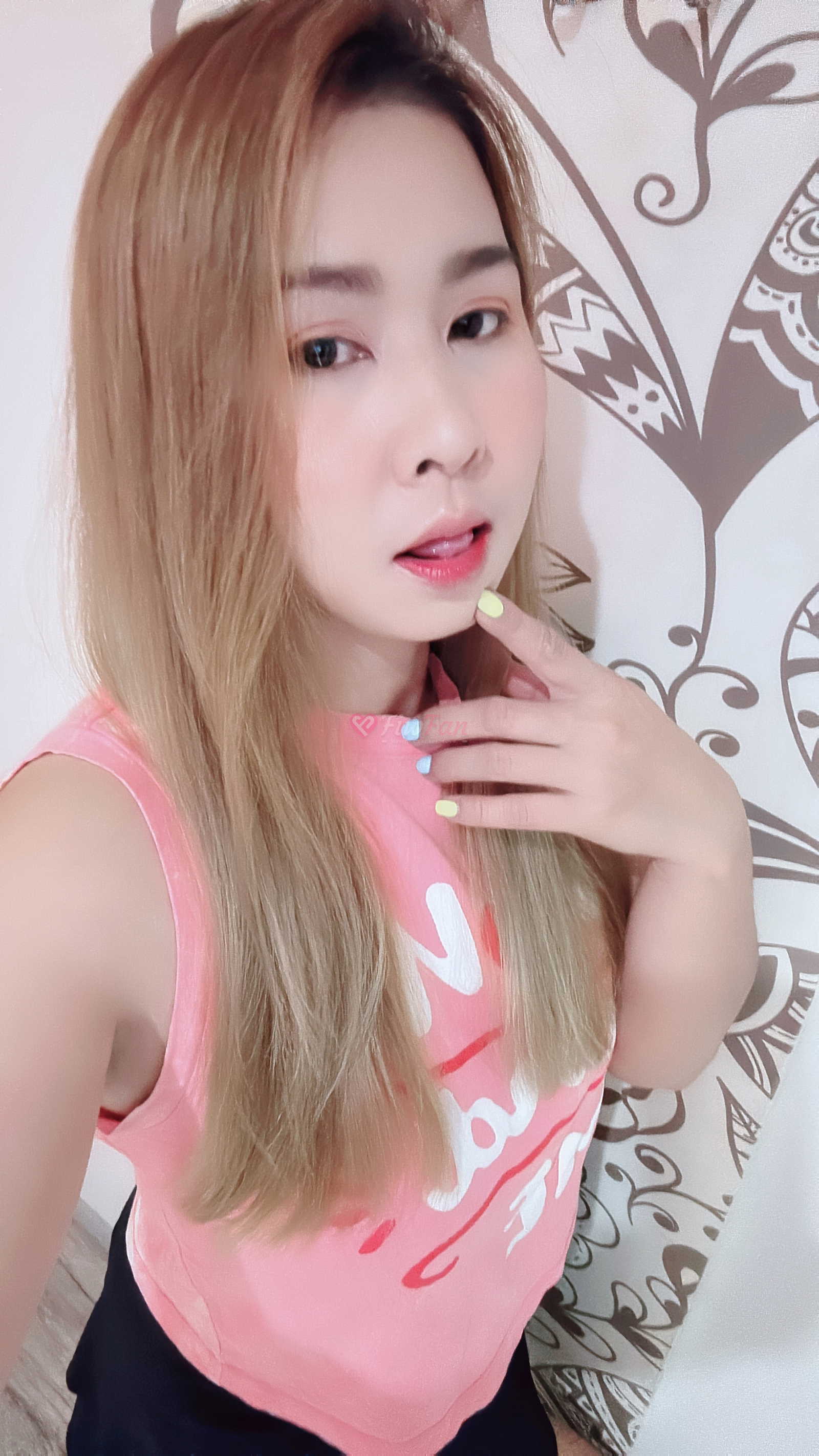 fiwfan สาวไซไล tatar ถ่ายเซลฟี่ในชุดนอนสีแดงเซ็กซี่