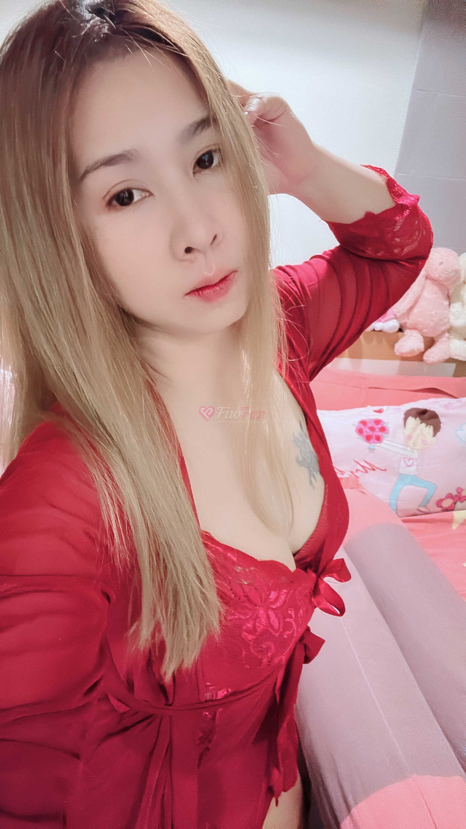 สาวรับงานบางนาใส่ชุดลำลองชมพูเซลฟี่หน้ากำแพงลายไทย