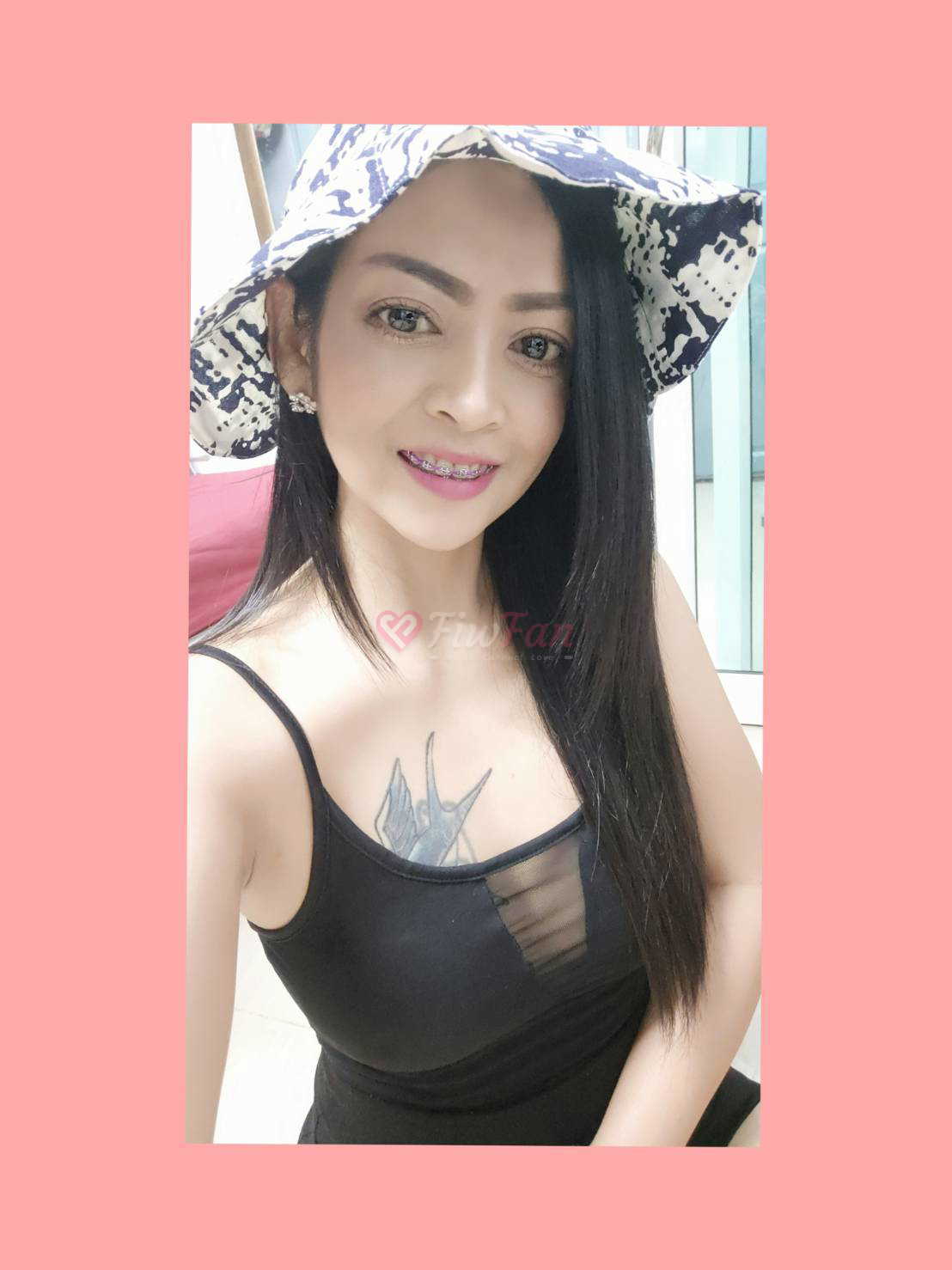โซดา สาวไซด์ไลน์จากพระโขนง สวมหมวกและเสื้อแขนกุดสีดำ โพสท่าสวยๆ