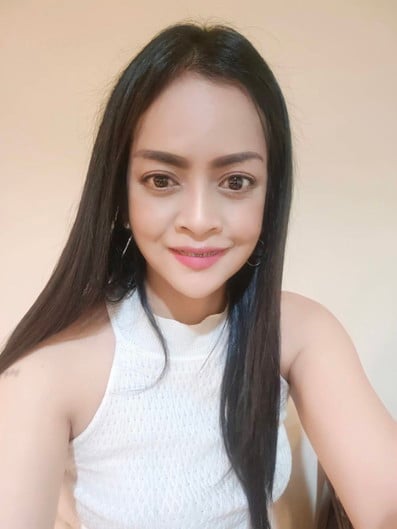 โซดา สาวไซด์ไลน์จากพระโขนงในชุดเสื้อแขนกุดสีขาว ยิ้มสดใสและพร้อมโพสท่าถ่ายรูป