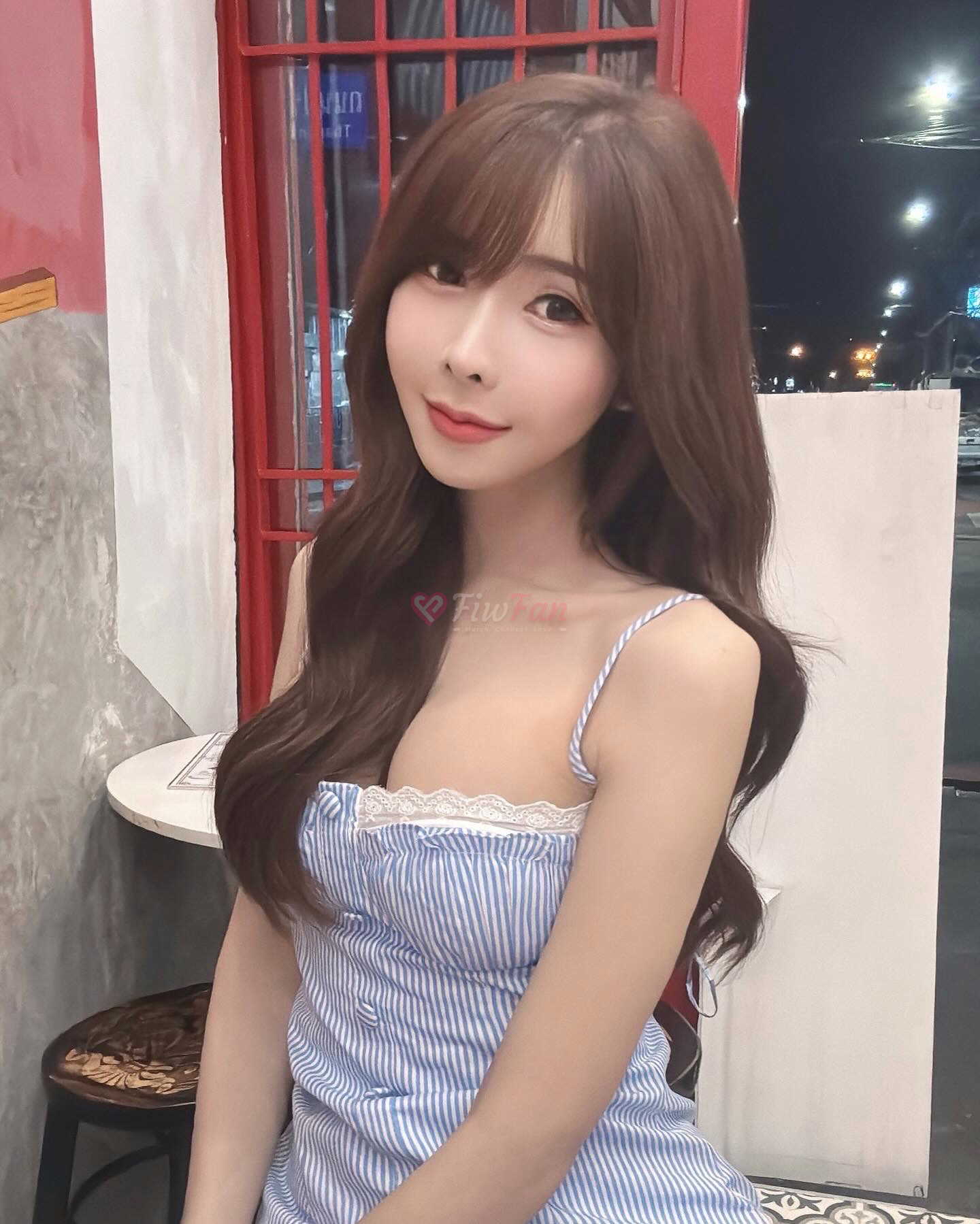 Bluebrink สาวไซไลน์ อินทามะระ ในชุดสายเดี่ยว ลุคหวานสดใส บน fiwfan sideline