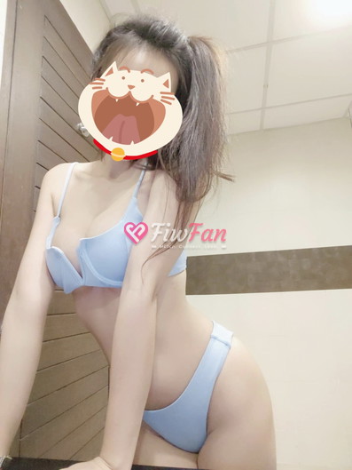 ไซด์ไลน์ สาวรับงานใส่ชุดบิกินีฟ้าสดใส pose ในห้องน้ำ