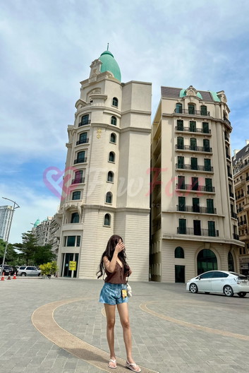 สาวไซด์ไลน์ Hachi ยืนหน้าตึกหรู รัชดา17 fiwfan
