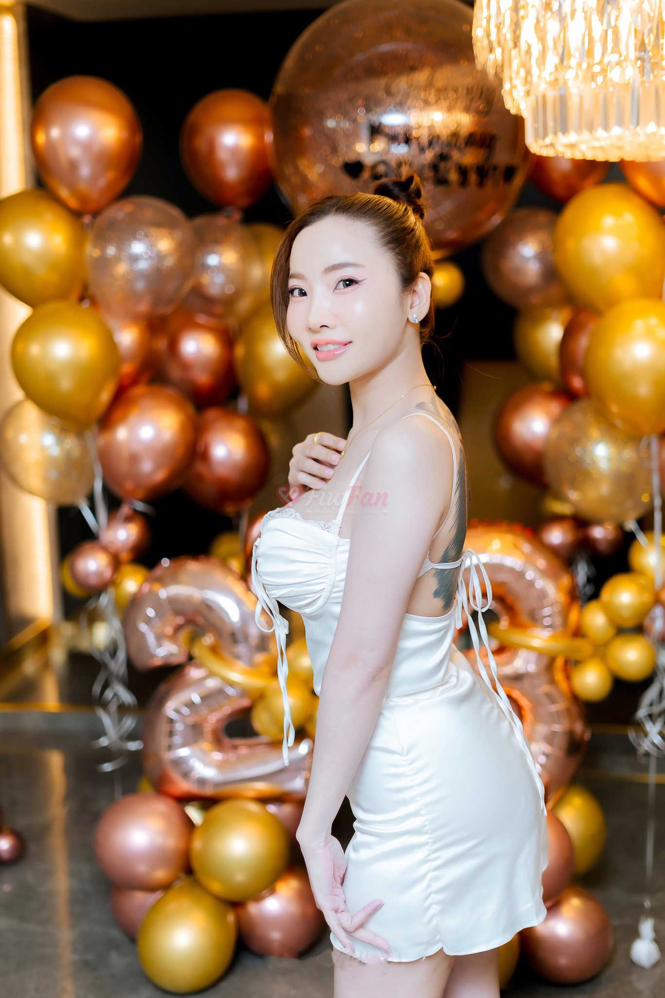 BeeBee สาวไซด์ไลน์ fiwfan ชุดเดรสสีขาวสุดหรู ยืนโพสพร้อมรอยยิ้มที่รัตนาธิเบศร์
