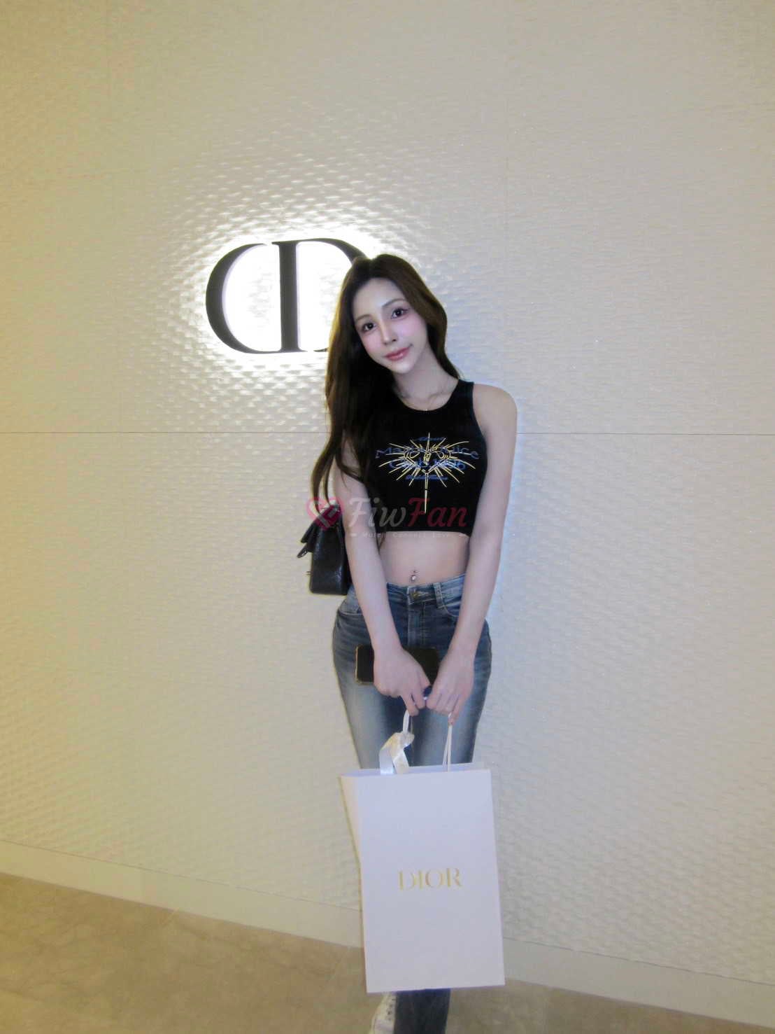 นาอึน สาวไซด์ไลน์หรูหราในชุดท็อปและกางเกงยีนส์ พร้อมกระเป๋า DIOR