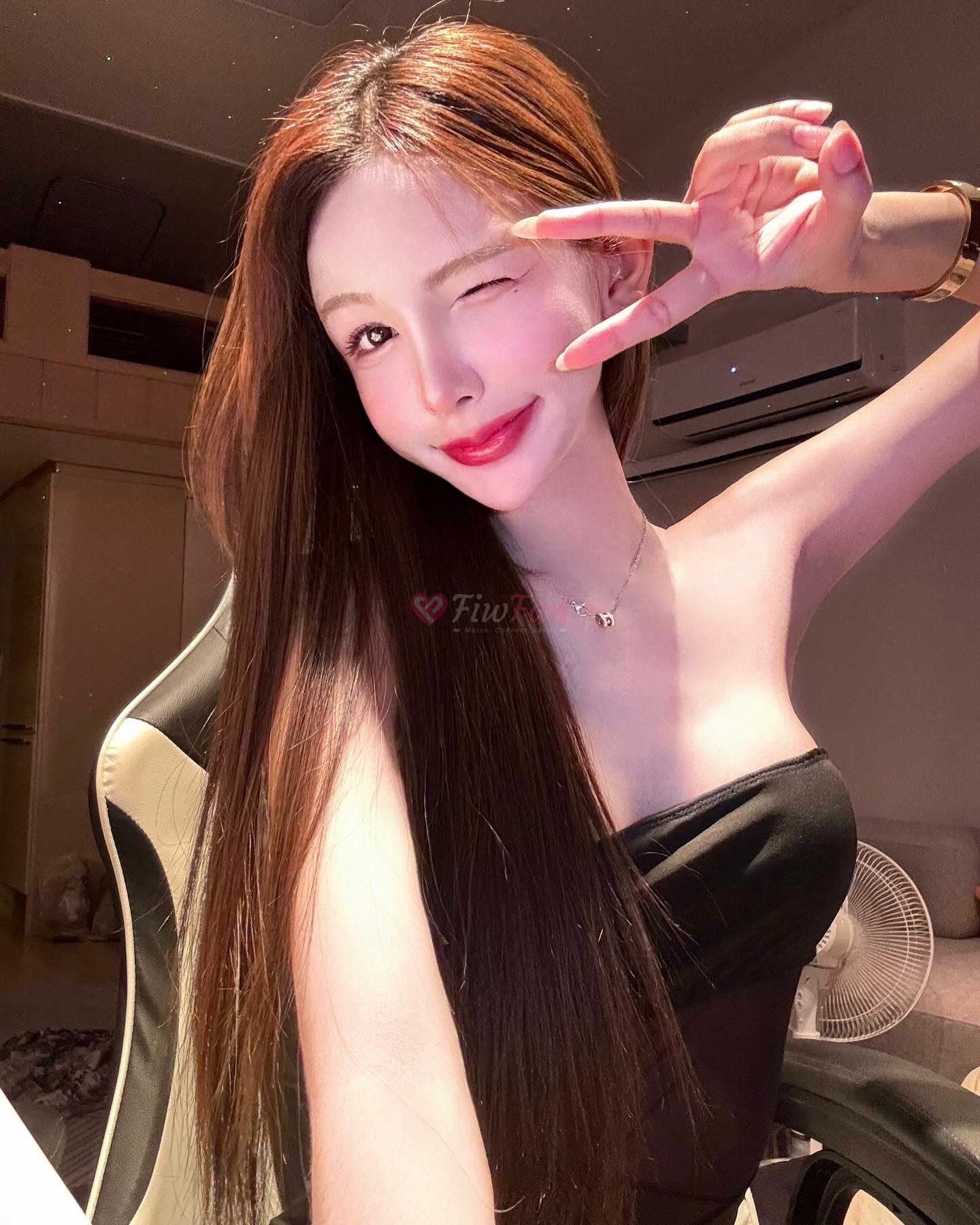 นาอึน สาวไซด์ไลน์สุดมั่นในชุดดำ ยิ้มและยิ้มกระต่าย