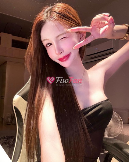 นาอึน สาวไซด์ไลน์สุดมั่นในชุดดำ ยิ้มและยิ้มกระต่าย