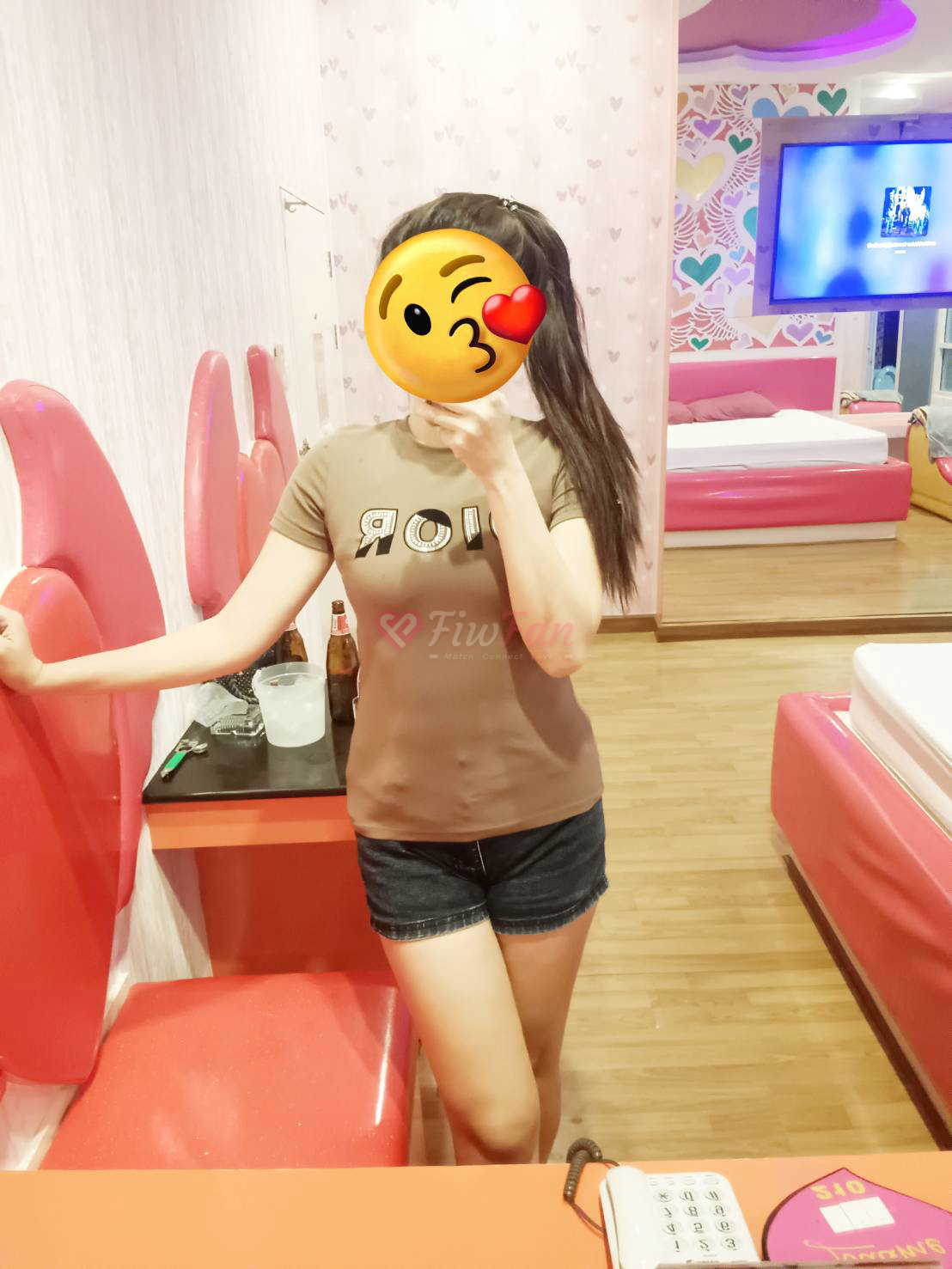 สาวไซไล ชุดน้ำตาลยืนในห้องพัก โพสถ่ายกระจก – โปรไฟล์ fiwfans