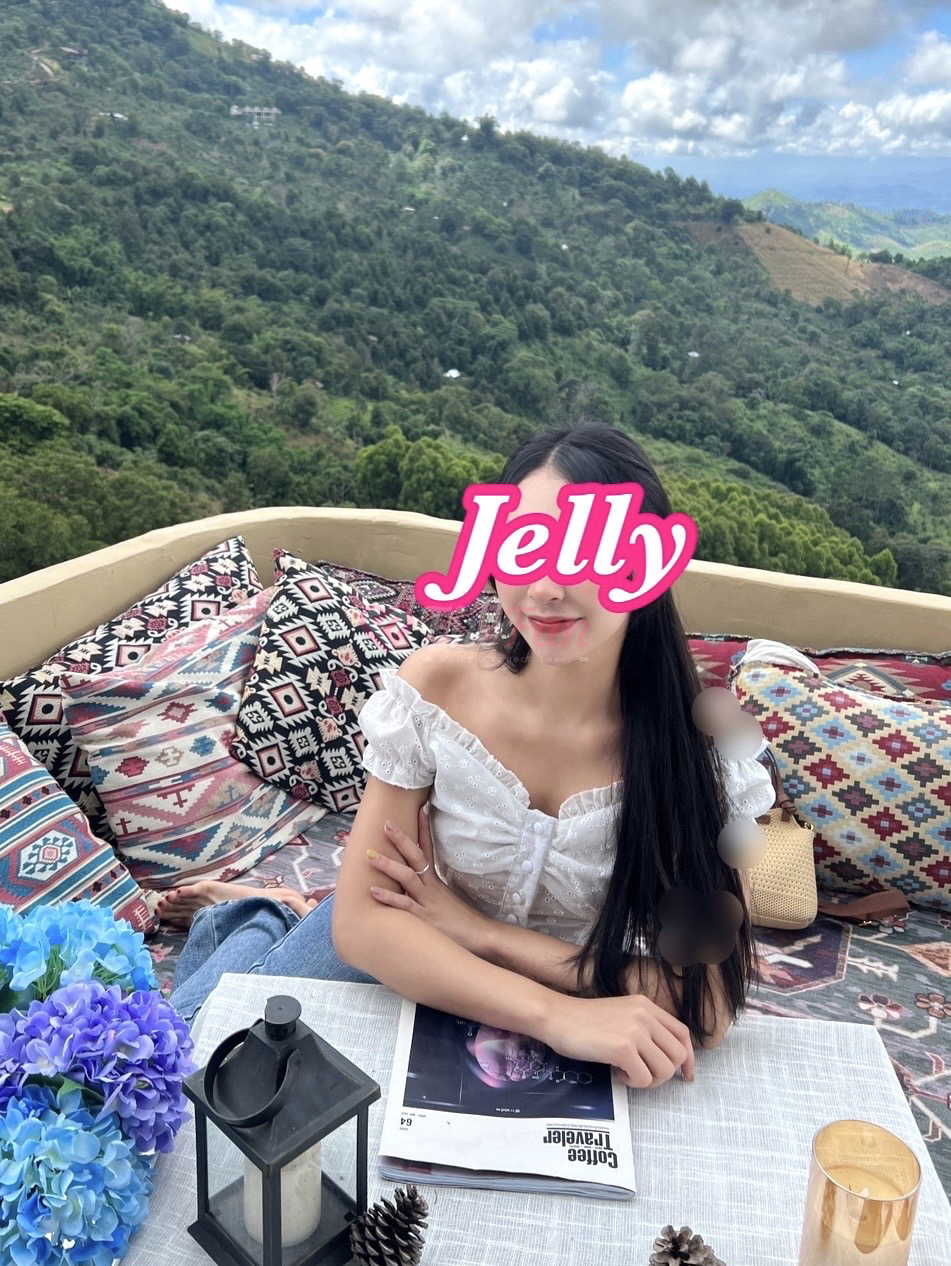 Jelly fiwfan สาวไซด์ไลน์ สุขุมวิท ใส่เสื้อขาว นั่งในคาเฟ่สไตล์เกาหลี