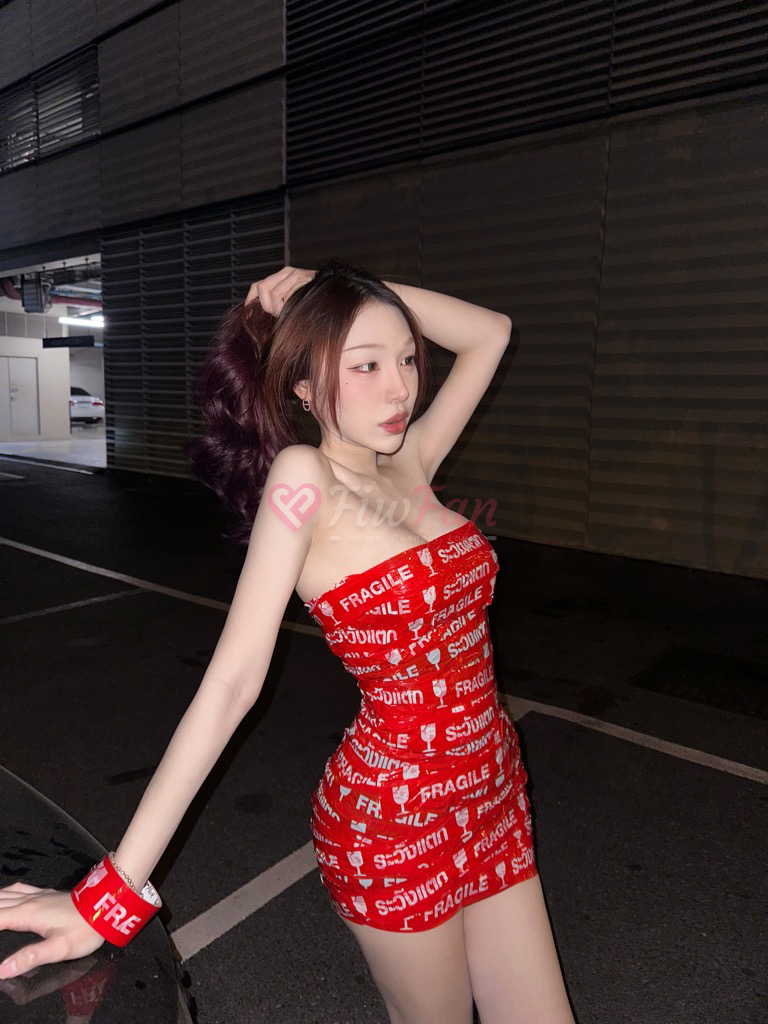 ภาพของ Fhafez fiwfan ไซด์ไลน์ สุขุมวิท สวมเดรสแดงแนบเนื้อโพสท่าเซ็กซี่กลางคืน