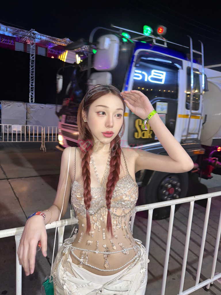 fiwfan สาวรับงาน สุขุมวิท สวมชุดซีทรูวิบวับ