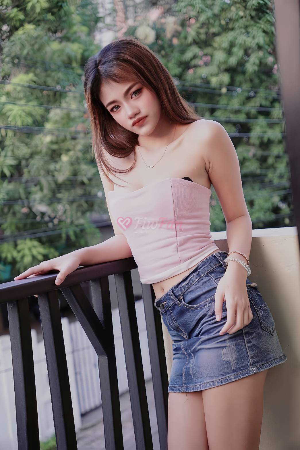 น้องโรส fiwfans ไซด์ไลน์ สาวสวย ในชุดเกาะอกยืนโพสสวย