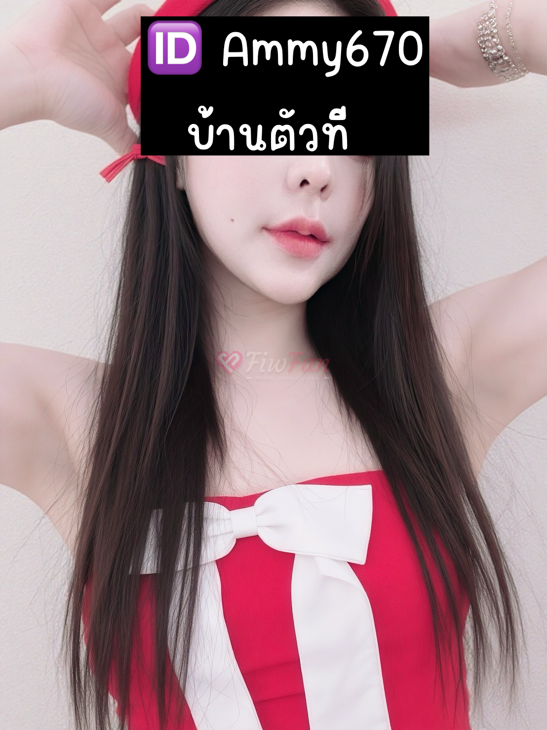 ภาพครึ่งตัวหญิงสาวสวมชุดวันพีซสีแดงมีโบว์ ถ่ายจากบริเวณหน้าอกขึ้นไป ใบหน้าถูกปิดด้วยป้ายข้อความโปรไฟล์ (ตามไฟล์)