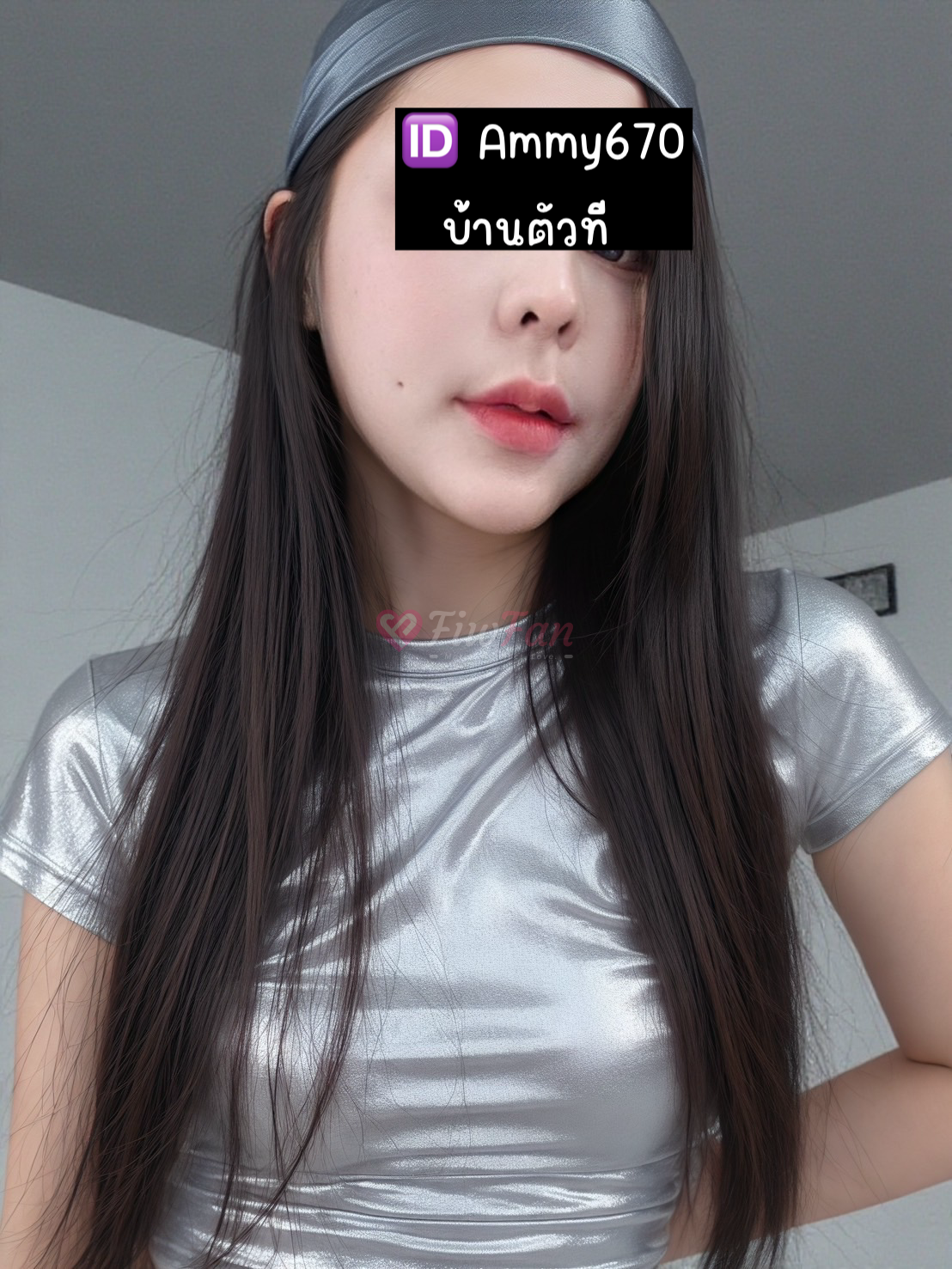 ภาพครึ่งตัวหญิงสาวสวมเสื้อเมทัลลิกสีเงิน ผมยาวตรง ถ่ายใกล้จากทรงอกถึงศีรษะ — มีกรอบข้อความโปรไฟล์ปิดตา (ตามไฟล์)