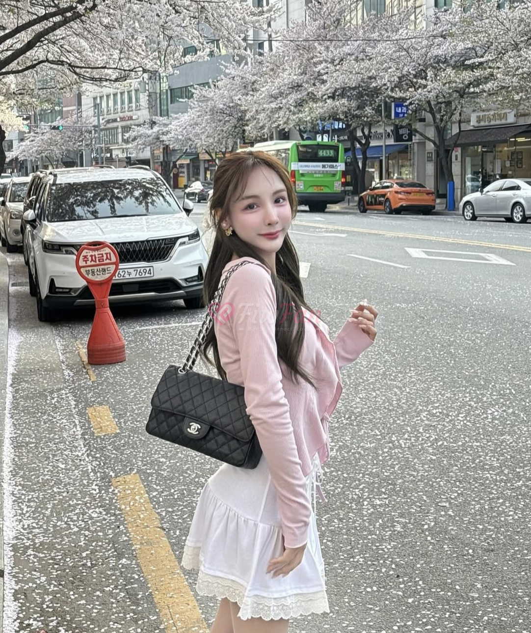 สาวไซด์ไลน์ Naeun ในชุดสีชมพู เดินเล่นในรัชดากับต้นซากุระในพื้นหลัง