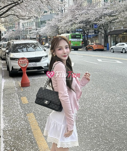สาวไซด์ไลน์ Naeun ในชุดสีชมพู เดินเล่นในรัชดากับต้นซากุระในพื้นหลัง