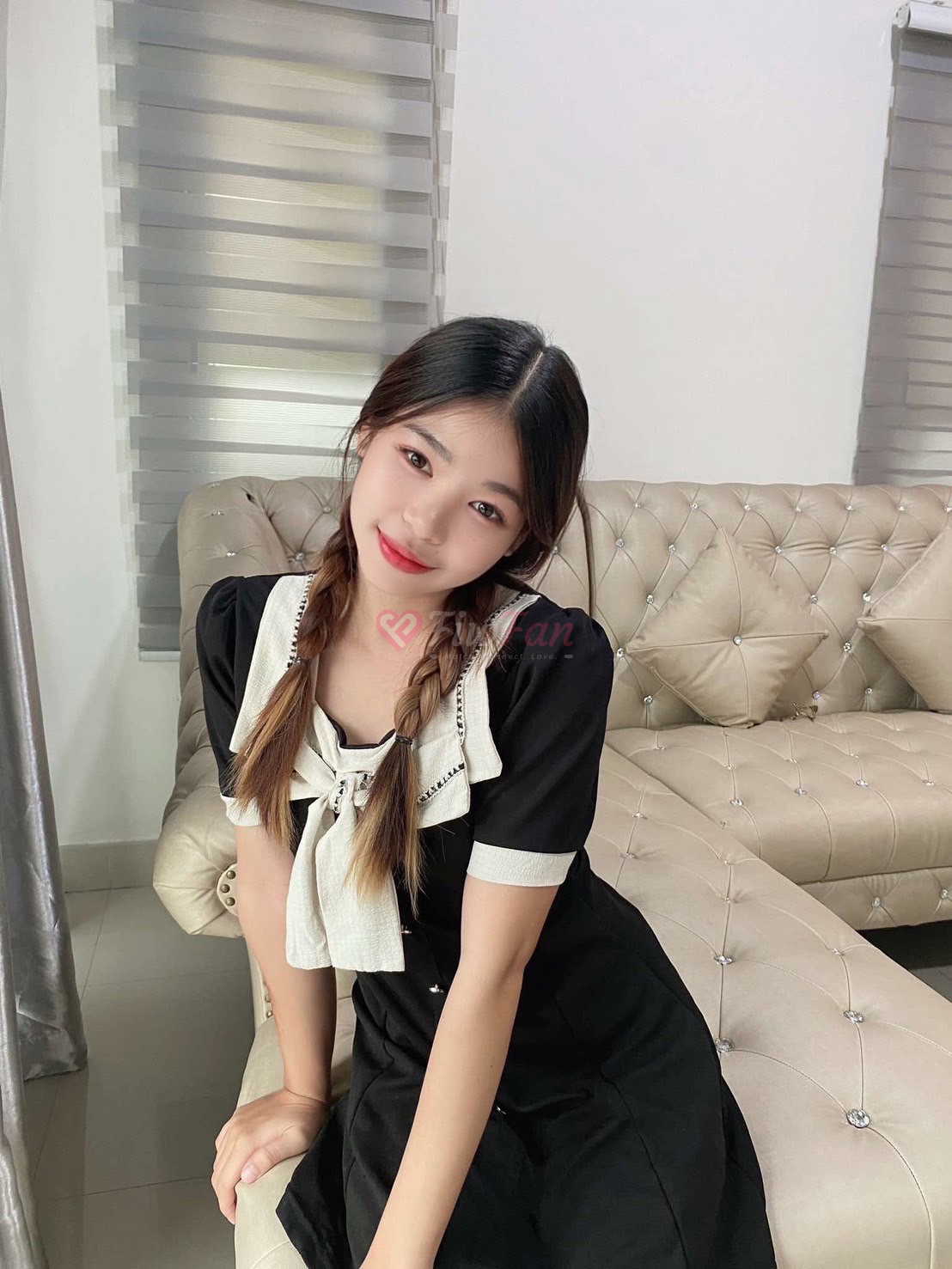 น้องโมเน่ fiwfan ชุดดำทูโทน นั่งบนโซฟา ไซด์ไลน์ สาวไซด์ไลน์