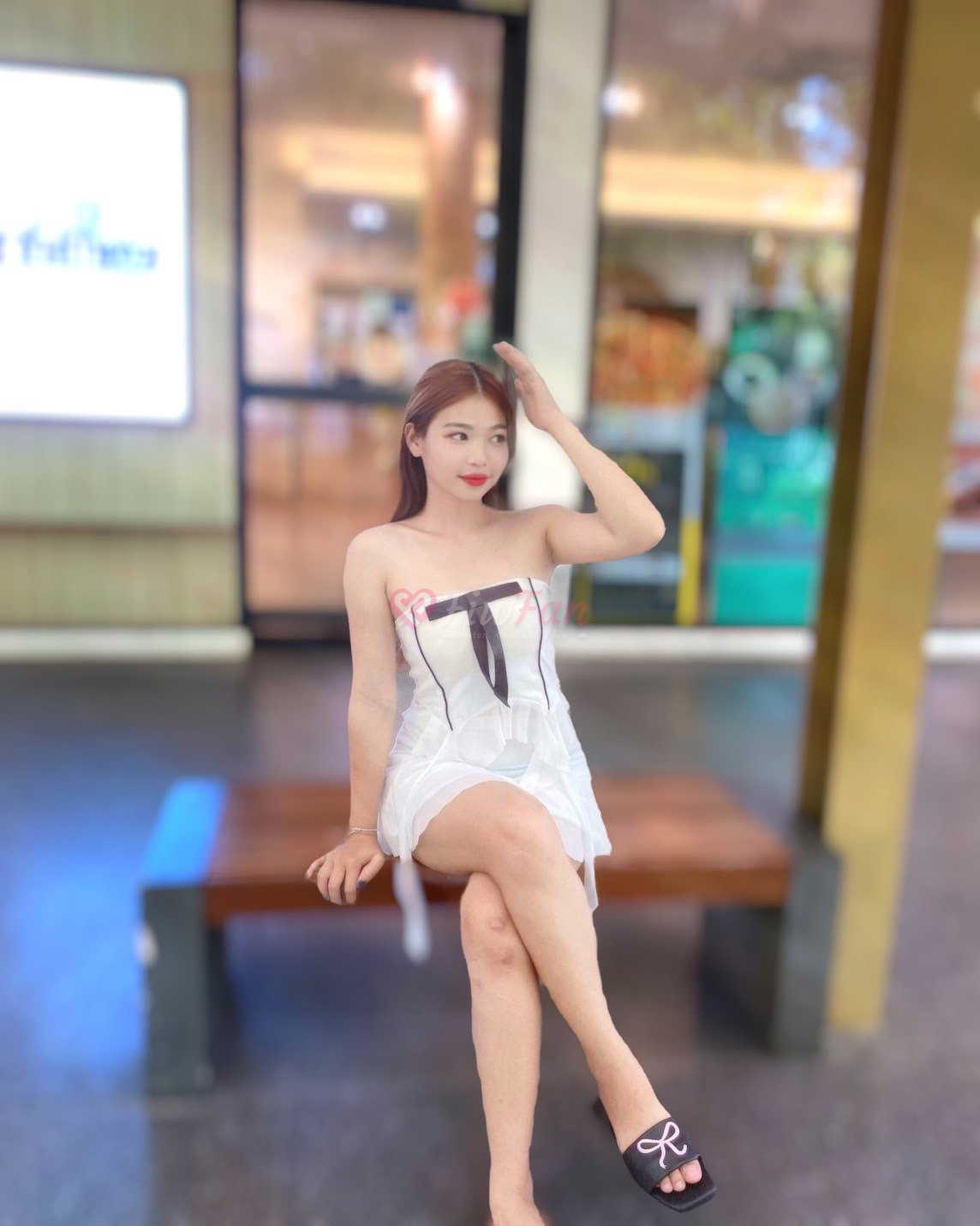 น้องโมเน่ fiwfans เดรสขาวนั่งบนม้านั่ง sideline บางนา สาวไซไล