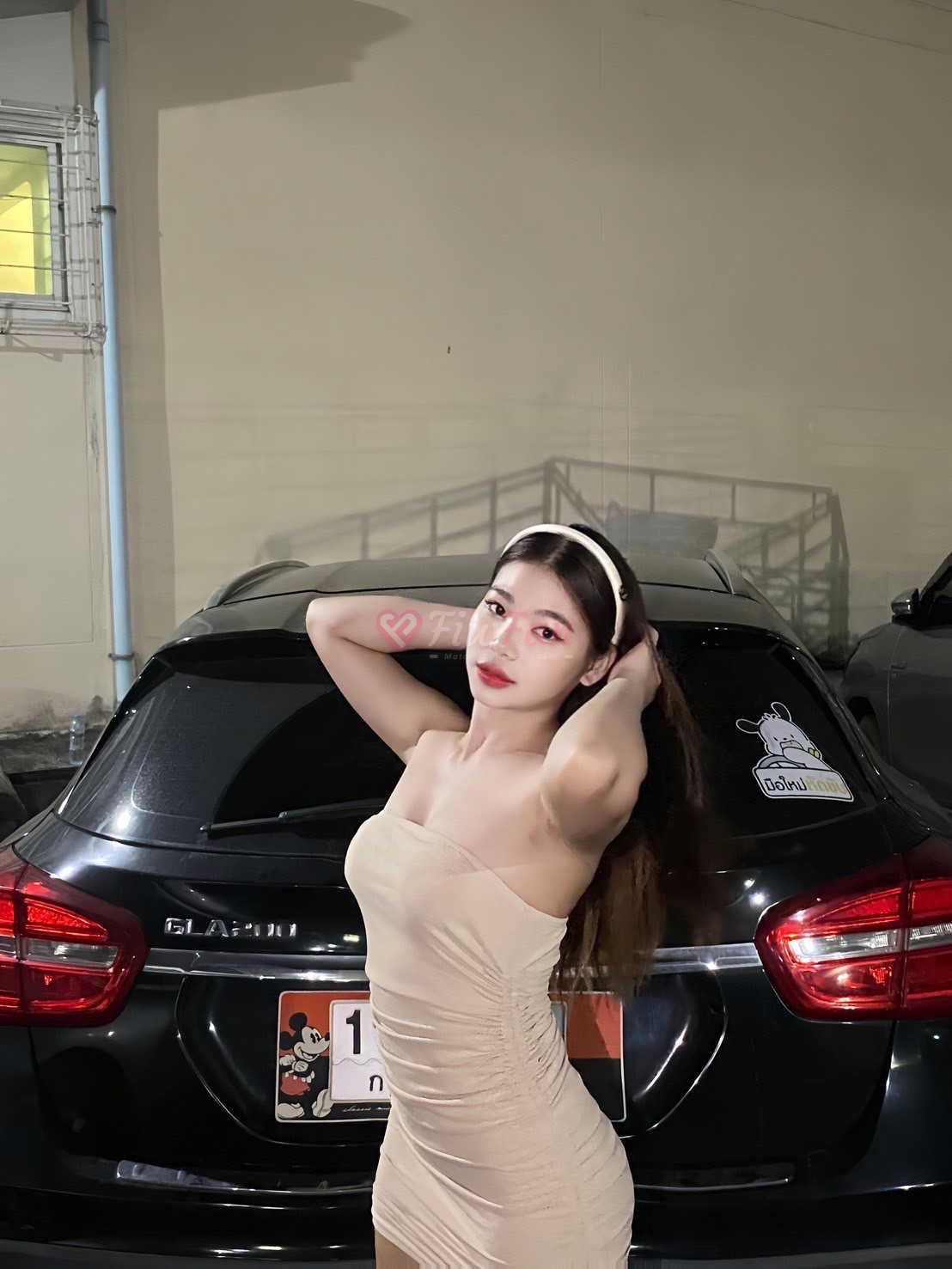 น้องโมเน่ fiwfan ชุดเดรสสั้นครีม โพสหน้ารถดำ บางนา ไซด์ไลน์