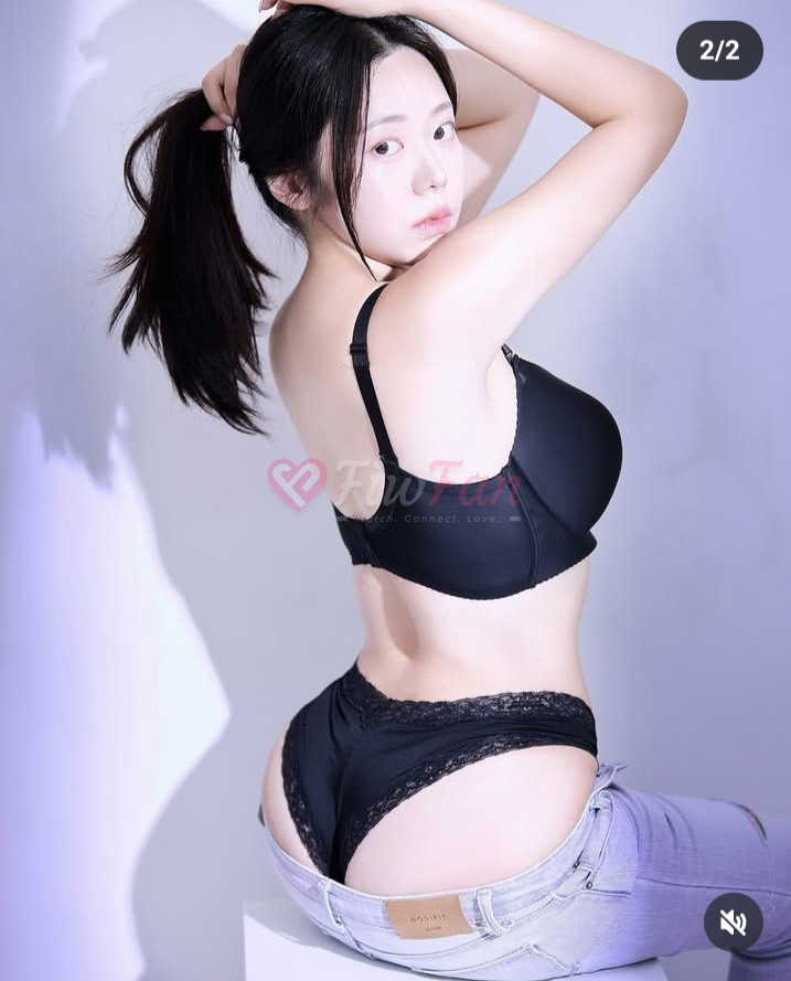 โซดา สาวไซไล fiwfan โพสท่าเซ็กซี่ในชุดชั้นในสีดำกับกางเกงยีนส์