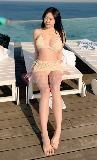 โซดา สาวไซด์ไลน์ ชุมพร นั่งริมสระน้ำ ในชุดบิกินี่ถักสีครีมจาก fiwfan