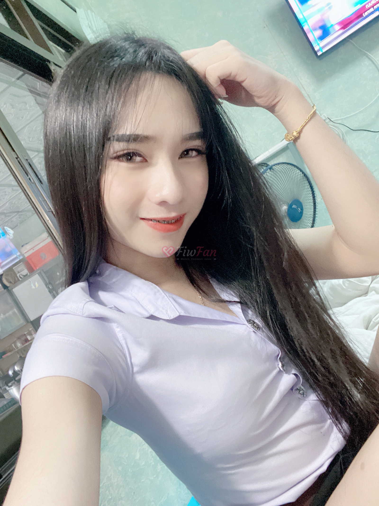 fiwfan Mojiko ไซด์ไลน์ สาวไซด์ไลน์ ชุดนักศึกษาสีม่วงโพสหน้ากล้อง