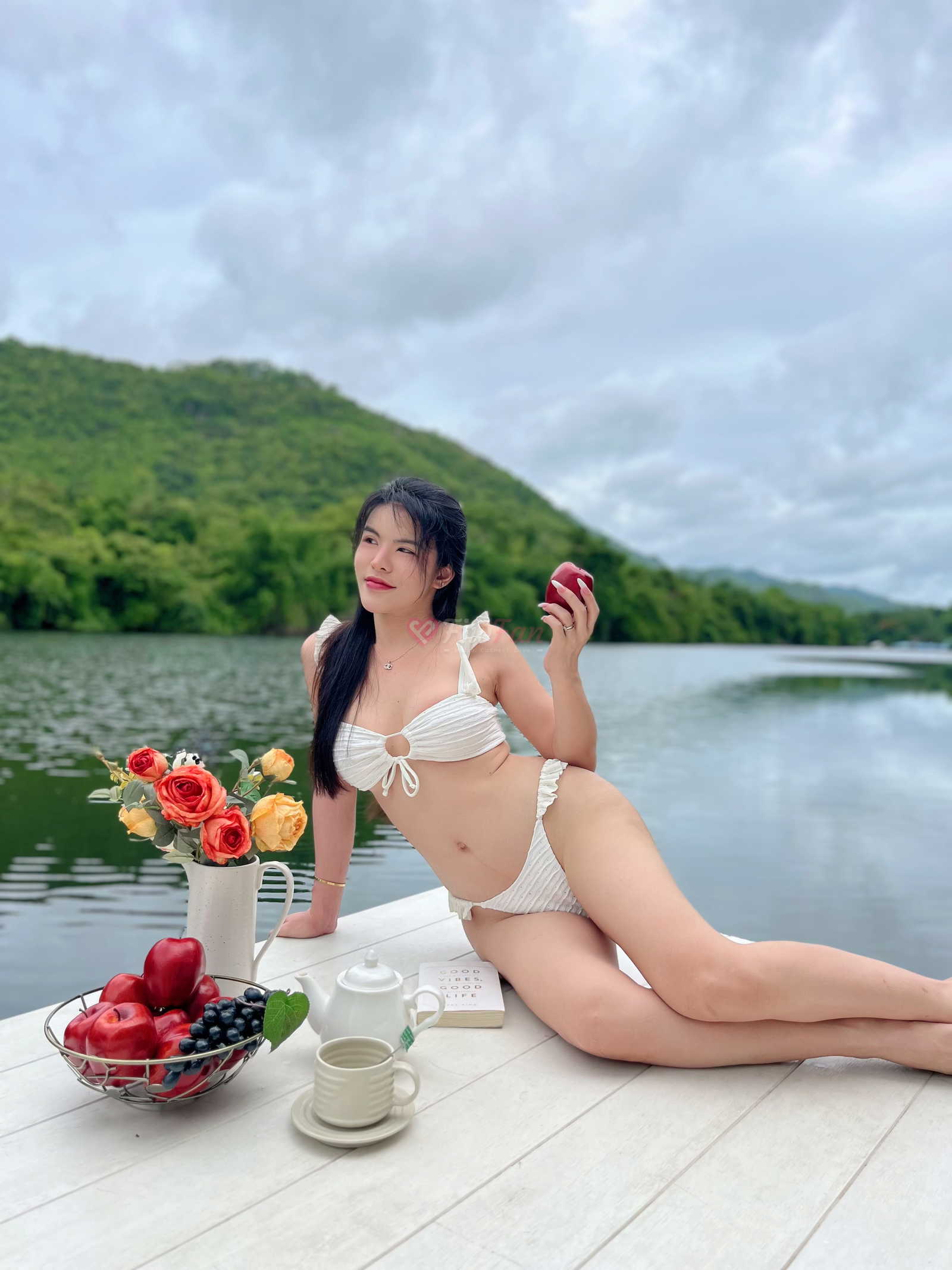 สาวไซด์ไลน์ Minny6395 ใส่บิกินี่ขาว โพสท่าริมน้ำพร้อมผลไม้ – fiwfan
