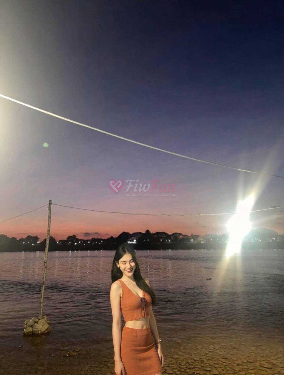 นาเนีย สาวไซด์ไลน์ นนทบุรี ชุดกระโปรงส้ม โพสริมแม่น้ำ fiwfan ไซด์ไลน์