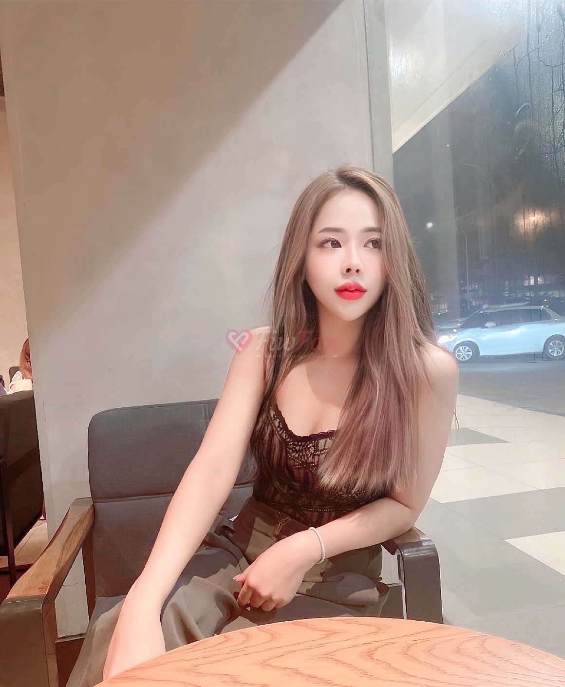 fiwfan เนปจูน เกาหลี เน็ตไอดอล Tiktok นั่งคาเฟ่ ชุดสายเดี่ยวดำ