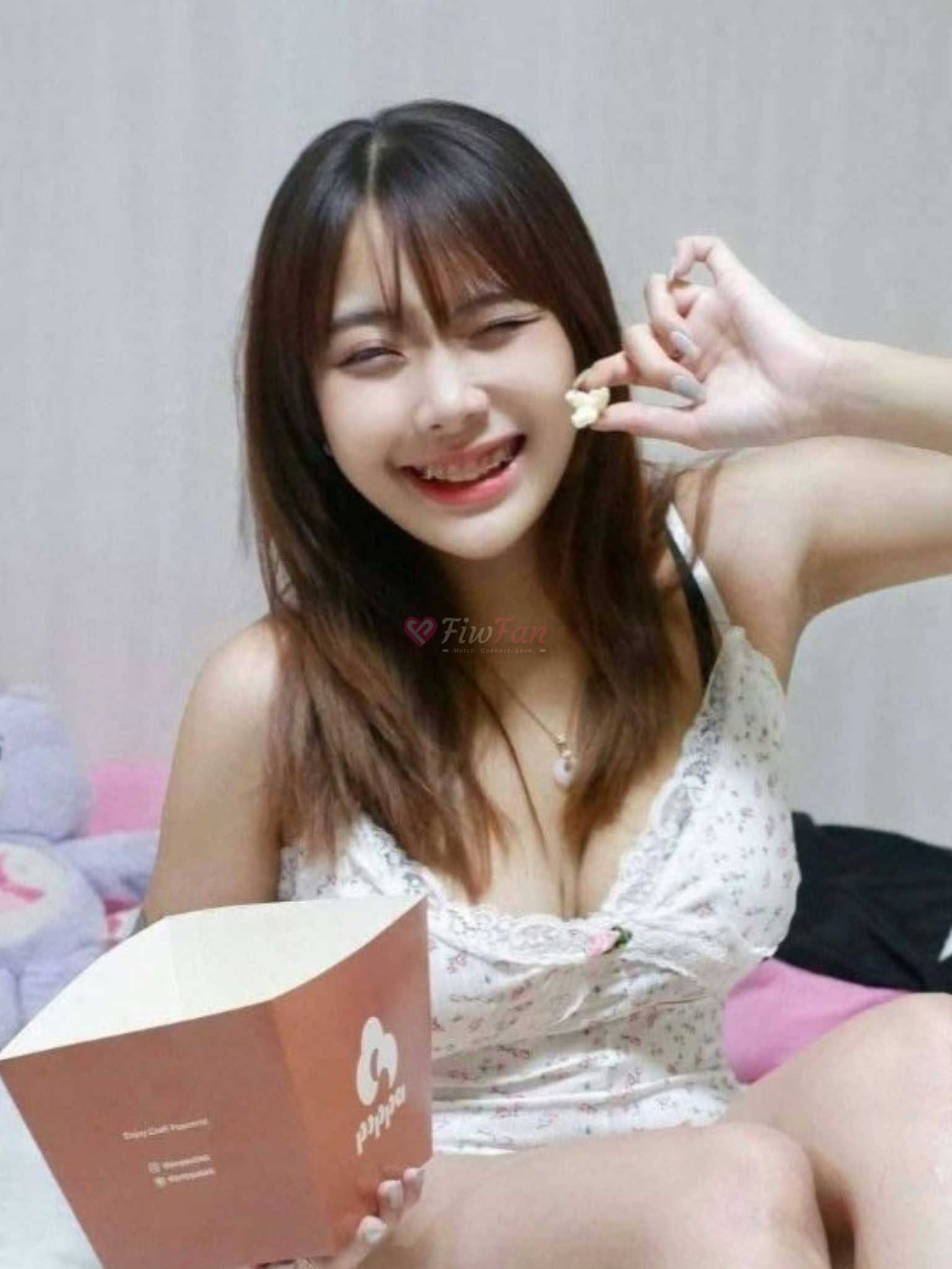 ปิงปิง สาวไซด์ไลน์ ชุดนอนลายดอก นั่งเล่นพร้อมขนม fiwfan