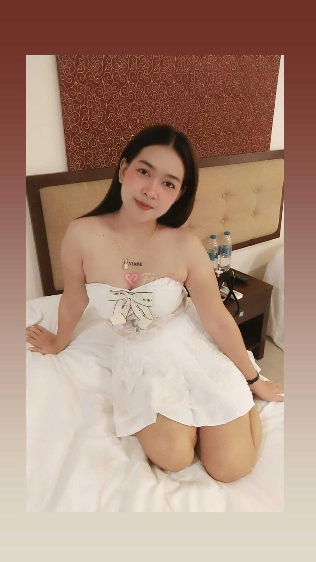 พรีม สาวไซด์ไลน์ บางนา ในชุดเดรสสีขาวบนเตียง โปรไฟล์ fiwfan ไซไล สาวรับงาน