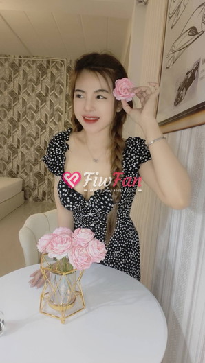 ฟีฟ่า สาวไซด์ไลน์ fiwfan โพสท่าสวยกับดอกไม้