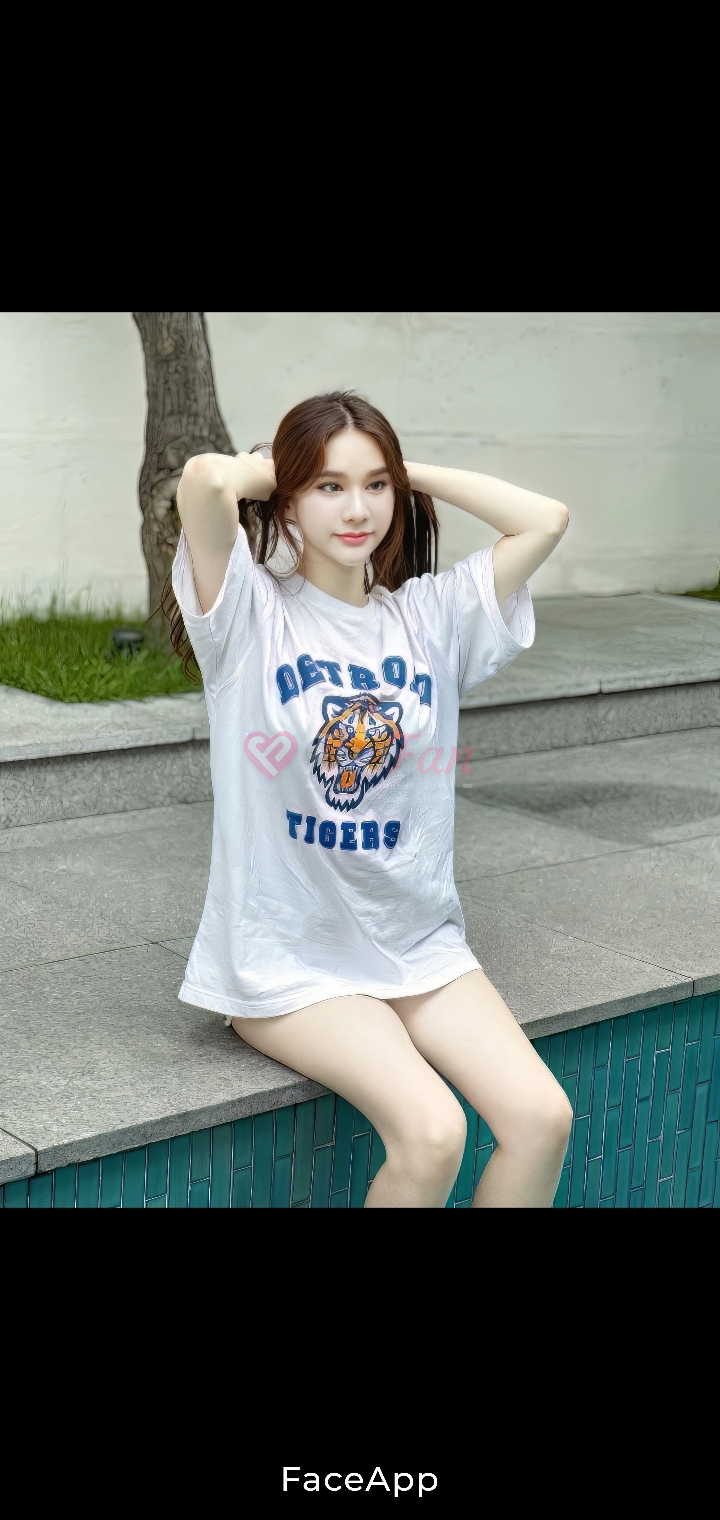 Pim ไซด์ไลน์ ลาดพร้าว ใส่เสื้อยืดขาว นั่งขอบสระ ถ่ายภาพน่ารักเป็นกันเอง